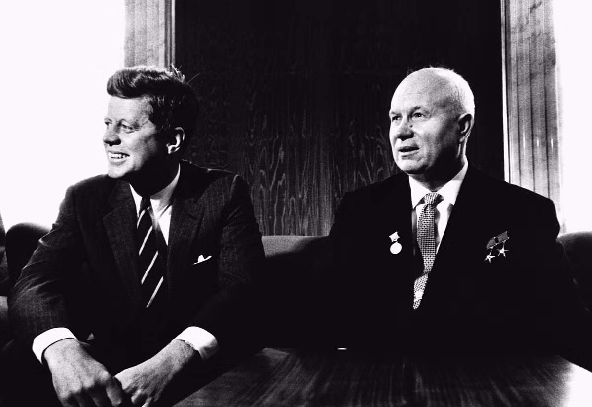 Vào tháng 11/1962, Liên Xô rút toàn bộ tên lửa khỏi Cuba. Đến tháng 4/1963, Mỹ thực hiện thỏa thuận bằng việc rút toàn bộ các tên lửa của nước này ra khỏi Thổ Nhĩ Kỳ.