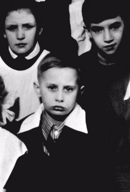 Vào năm 1975, ông Putin tốt nghiệp khoa Luật Đại học Tổng hợp Quốc gia Saint Petersburg. Năm 1985, Tổng thống Putin trở thành nhân viên tình báo đối ngoại của Liên Xô ở Đức. Trong ảnh là bức ảnh chụp ông Putin vào khoảng những năm 1960.