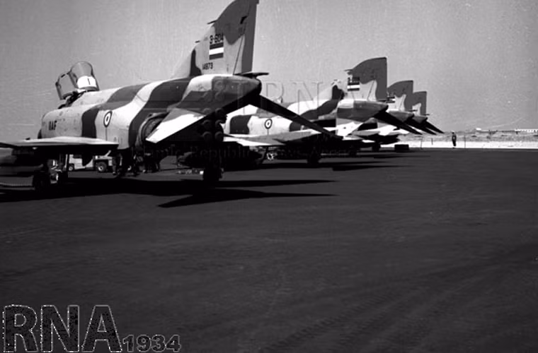 Chiến đấu cơ hạng nặng F-4D bay lần đầu năm 1965, trang bị hệ thống radar điều khiển hỏa lực AN/APQ-109, động cơ phản lực J79-GE-15.