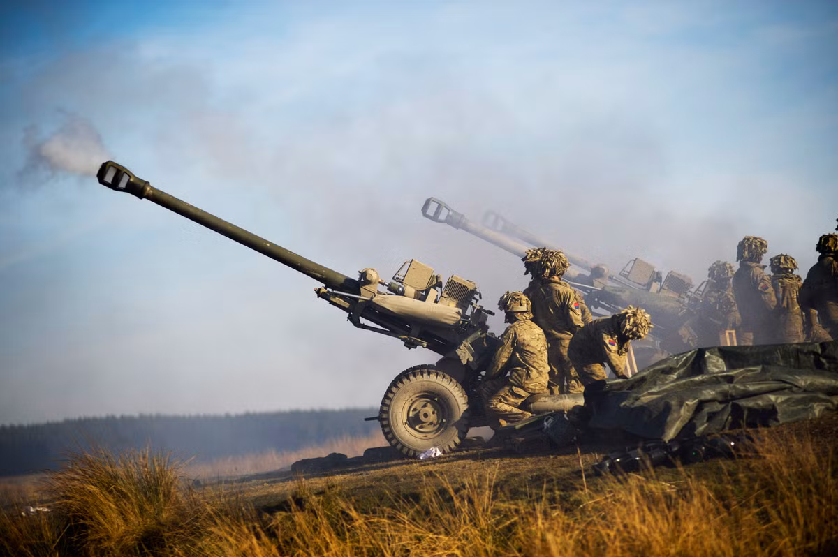 Trong tương lai, dự kiến ngoài các loại lựu pháo 155mm theo tiêu chuẩn của NATO, Anh và các quốc gia khác cũng sẽ hỗ trợ Ukraine trang bị lựu pháo kéo L118 105mm. Các nhà phân tích tin rằng, đến tháng 8 này, Quân đội Ukraine sẽ bắt kịp hoặc thậm chí vượt qua Nga về vũ khí hạng nặng nơi chiến tuyến.