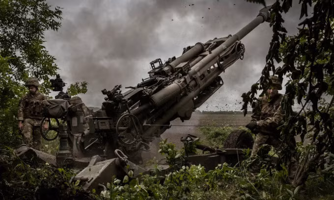 Sau khi cuộc xung đột Nga-Ukraine bắt đầu, sự can dự của NATO khá cao; ngoài việc hỗ trợ tình báo và viện trợ vũ khí cho Ukraine, Mỹ và các nước phương Tây còn cung cấp các cố vấn quân sự hướng dẫn tác chiến. Đồng thời, các chuyên gia quân sự phương Tây cũng có thêm những "đề xuất và gợi ý", cho lãnh đạo Ukraine.
