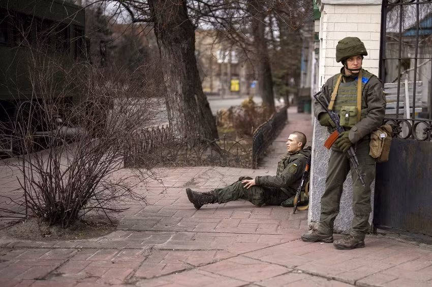 Bài báo nói rằng, Quân đội Nga hiện đông hơn nhiều so với quân đội Ukraine và chiến thuật du kích có thể bổ sung nhanh những người không cần qua huấn luyện cơ bản; đồng thời giúp Ukraine “trụ vững” trước sức mạnh của Quân đội Nga và đáp ứng yêu cầu của cuộc “kháng chiến trường kỳ”.