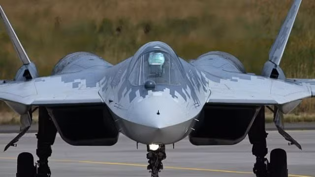 Máy bay chiến đấu tàng hình Su-57 của Nga, có thể sớm được trang bị tên lửa siêu thanh, được phát triển dành riêng cho loại chiến đấu cơ này. Theo Thiếu tướng Vladimir Popov (đã nghỉ hưu), một phi công quân sự lỗi lạc của Nga, một phiên bản mới của tên lửa đạn đạo siêu thanh phóng từ trên không Kh-47M2 Kinzhal, hiện đang được thử nghiệm.