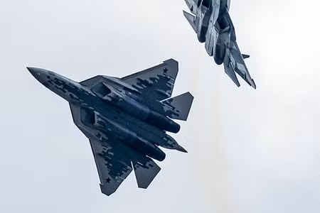 Mặc dù việc mang tên lửa Kinzhal trên Su-57, chắc chắn sẽ làm giảm khả năng tàng hình của máy bay, nhưng nó có thể được coi là sự đánh đổi có thể chấp nhận được, trong các nhiệm vụ mà tốc độ, khả năng cơ động chiến thuật và sự phối hợp với các phương tiện chiến đấu khác, có tầm quan trọng hơn khả năng tàng hình hoàn toàn trước radar đối phương.