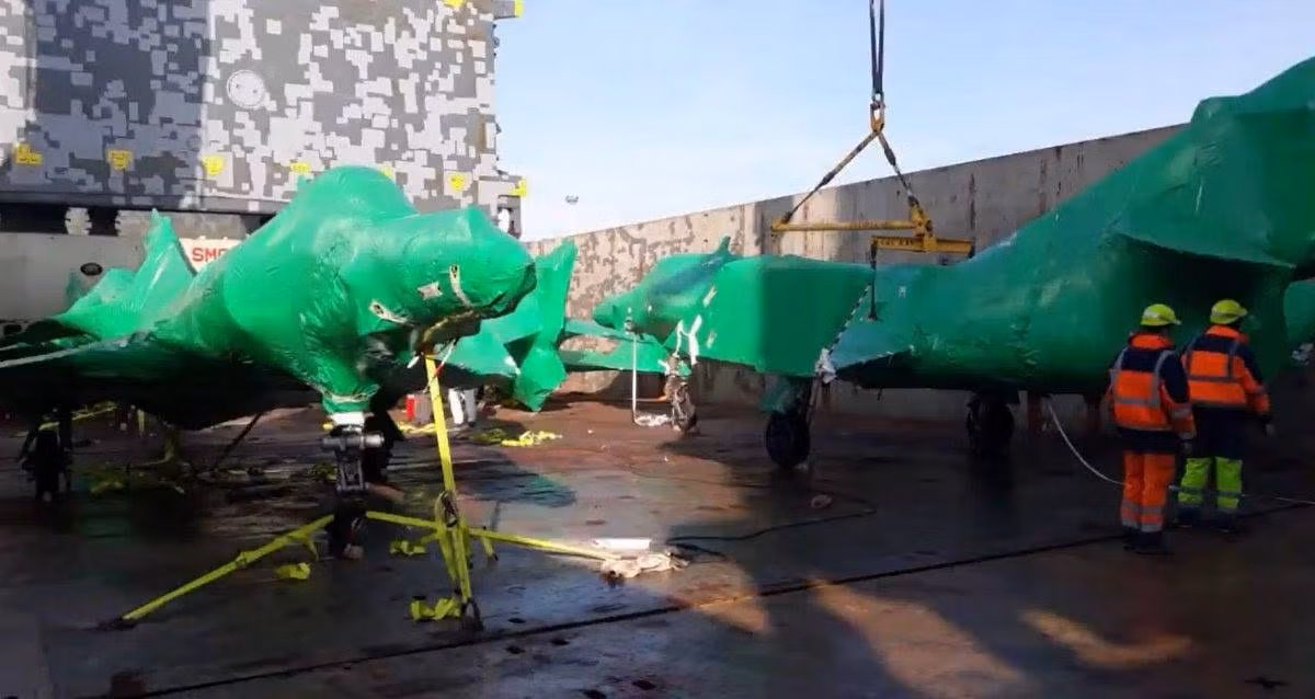 Vì lý do này, Argentina sẽ thực hiện kế hoạch viện trợ máy bay chiến đấu Super Étendard cho Ukraine thông qua Pháp, nhằm trao đổi số máy bay Super Etendard lấy một số "thiết bị quân sự khác" như UAV hoặc trực thăng; và Chính phủ Macron sẽ chịu trách nhiệm lắp đặt ghế phóng cho các máy bay này. 