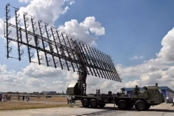 Ông Mikhailov chỉ ra rằng, ai cũng biết công nghệ tàng hình hoàn toàn không thể che giấu trước radar sóng mét và loại radar này, hoàn toàn có thể phát hiện những mục tiêu tàng hình trên không. Ví dụ, Nga được trang bị trạm radar sóng mét "Sky-M", có thể phát hiện máy bay tàng hình, vũ khí siêu thanh và đầu đạn tên lửa ở khoảng cách lên tới 600 km.
