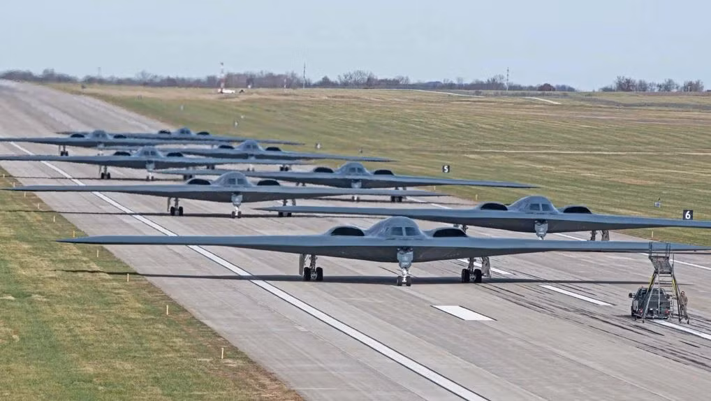 Hiện nay, Không quân Mỹ có phi đội gồm 20 máy bay ném bom tàng hình B-2 Spirit, với chi phí mua máy bay lên tới hơn 40 tỷ USD (2 tỷ USD/chiếc). Đối với máy bay ném bom B-21 "Raider", Không quân Mỹ có kế hoạch mua và trang bị 100 chiếc.
