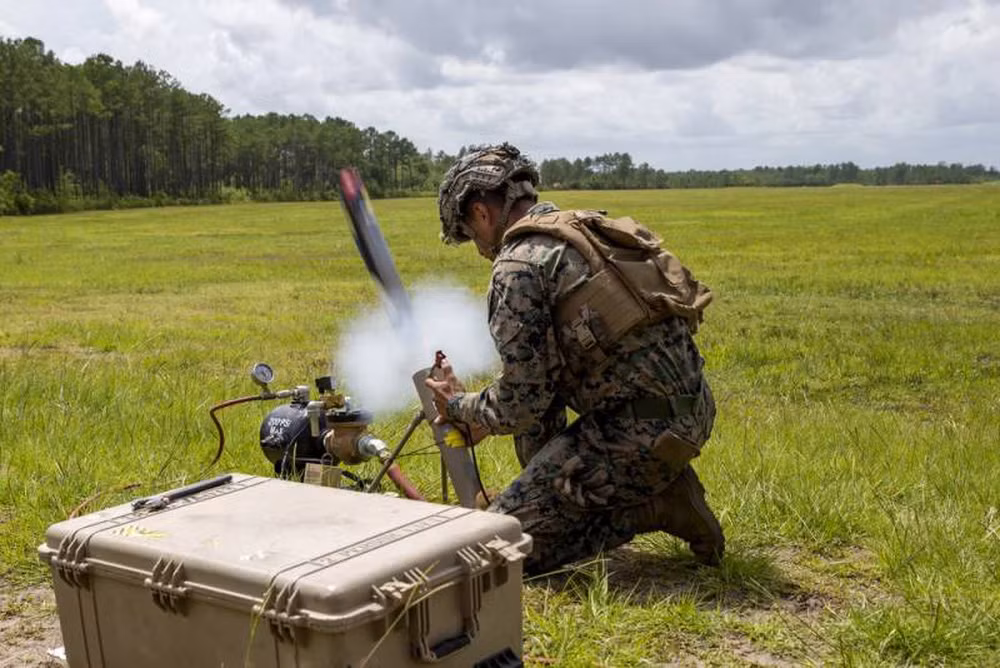 Còn UAV Switchblade 600 chủ yếu được sử dụng để đối phó với các phương tiện bọc thép có khả năng bảo vệ mạnh mẽ như xe tăng. Kết hợp với UAV Phoenix Ghost có thời lượng pin dài hơn, sẽ giúp Quân đội Ukraine thêm hỏa lực, khi không quân của họ đã bị tê liệt.