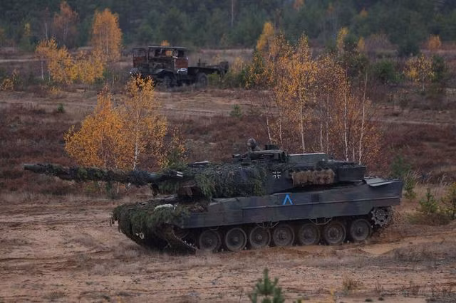 Ukraine nhận đủ một tiểu đoàn xe tăng chủ lực Leopard 2 Ukraine nhan du mot tieu doan xe tang chu luc Leopard 2