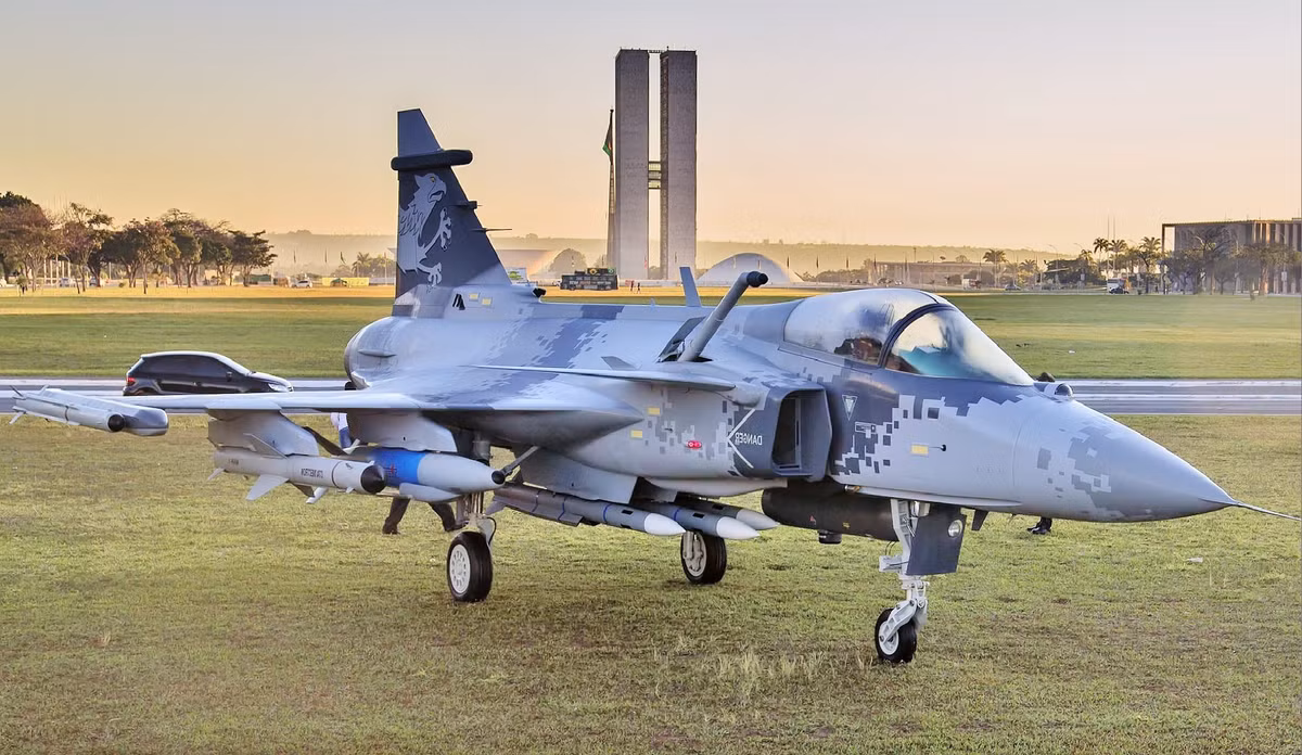 Gripen NG sử dụng động cơ F404G (do hãng Volvo sản xuất và được gọi là RM12), giúp cho máy bay có thể thực hiện bay hành trình siêu âm (giới hạn ở tốc độ bay Mach 1.1), mà không cần bật chế độ đốt sau; nhờ vậy Gripen NG có thể bay siêu âm cho nhiệm vụ tuần tra, như máy bay chiến đấu F-35 của Mỹ.