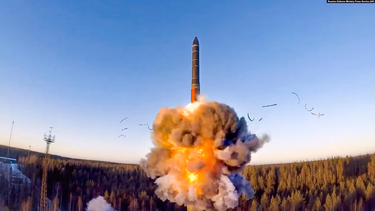 Phương Tây đương nhiên lên án, và NATO đáp trả: Cảnh báo hạt nhân của Putin là “nguy hiểm” và “vô trách nhiệm”.