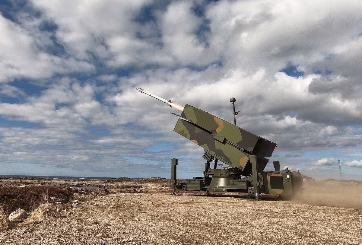 Ngày 1/7, Mỹ thông báo sẽ sớm đưa hai hệ thống tên lửa đất đối không NASAMS do hãng Raytheon của Mỹ và Kongsberg của Na Uy thiết kế, có khả năng đánh chặn bất kỳ vật thể bay nào trong bán kính khoảng 25 km.