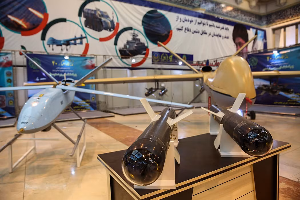 Trong trường hợp cấm vận ngặt nghèo như vậy, việc Iran dám xuất khẩu vũ khí cho Nga, khiến Moscow có thêm một sự lựa chọn hiếm hoi cho các loại vũ khí hiện đại. Lần này, Iran đã xuất khẩu UAV vũ trang Shahd 129 với trọng tải 200 kg, tốc độ tối đa 150 km / h và bán kính chiến đấu 200 km. Shahd 129 được trang bị tên lửa chống tăng nhái theo thiết kế của Israel. 