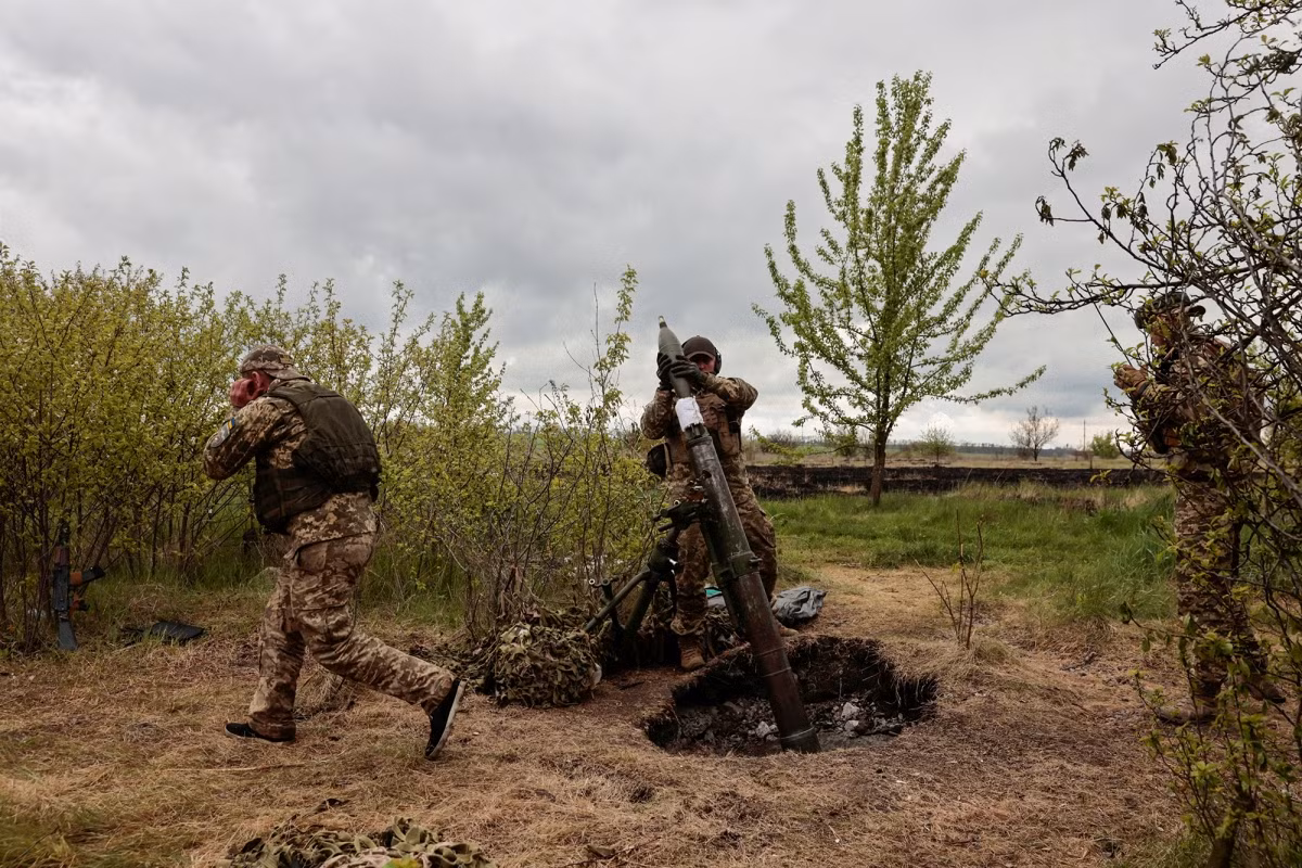 Kể từ năm 2014, Quân đội Ukraine đã chuyển thành lực lượng phòng thủ, nhằm chống lại sức mạnh quân sự hùng hậu của Nga, và cuộc tấn công của Quân đội Ukraine, chủ yếu là dựa vào các đơn vị nhỏ để quấy rối. Do đó, Quân đội Ukraine thiên về phòng ngự hơn là tấn công. 