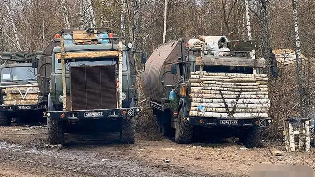 Tại khu vực Bắc Donetsk, đường tiếp tế hậu cần của Quân đội Nga hầu như không bị cản trở và không cần thiết phải đầu tư phần lớn binh lực, để bảo vệ đoàn xe hậu cần của mình; vì vậy, ngay cả các phóng viên quân sự Nga cũng có thể theo dõi đoàn xe hậu cần, để báo cáo trong thời gian thực.