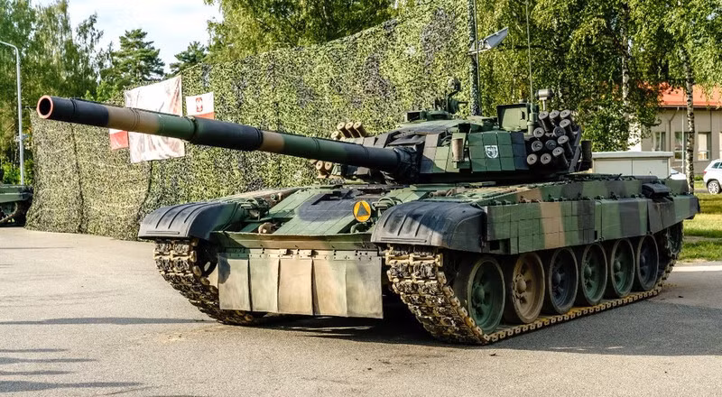 Xe tăng thời Liên Xô đáng chú ý nhất của Ba Lan là T-72, vốn là trụ cột của lực lượng thiết giáp trong nhiều thập kỷ. Có thời điểm, Ba Lan có một lực lượng xe tăng đáng kể, gồm khoảng 1.000 xe tăng T-72, ban đầu được chuyển giao từ Liên Xô hoặc được sản xuất theo giấy phép tại Ba Lan.