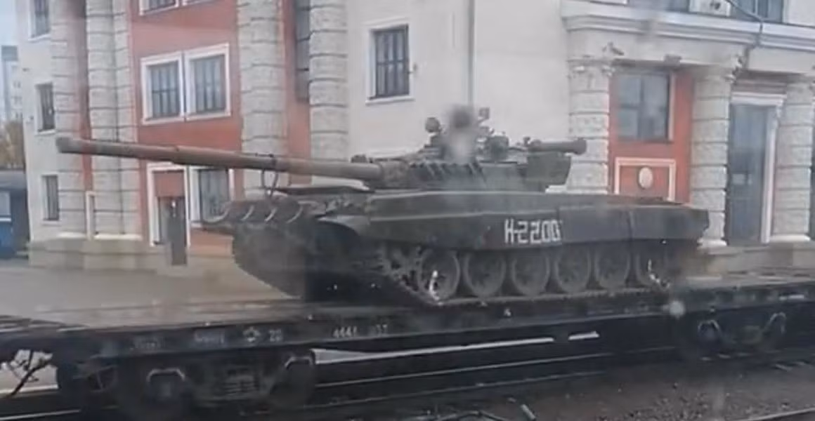 Để bù vào những chiếc T-72 được viện trợ cho Ukraine, Ba Lan đã tìm cách hiện đại hóa đội xe tăng của mình bằng cách mua xe tăng tiên tiến hơn. Để thay thế T-72, Ba Lan đã ký kết các thỏa thuận với cả Mỹ và Hàn Quốc để mua xe tăng chiến đấu chủ lực hiện đại.