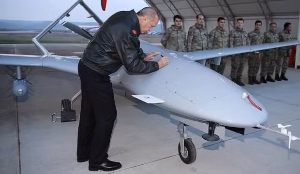 Còn Ngoại trưởng Thổ Nhĩ Kỳ Mevlut Cavusoglu nói rằng, số UAV TB2 mà Kiev mua được của Thổ Nhĩ Kỳ, không còn thuộc chủ quyền của Thổ Nhĩ Kỳ sau thỏa thuận mua bán. Theo ông, “Ukraine nên ngừng sử dụng tên của đất nước chúng tôi với loại UAV TB2”.