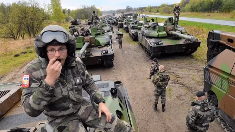 “Ukraine và Mỹ đoàn kết phản đối các hành động gây hấn của Nga. Chúng tôi có các đồng minh và đối tác mạnh mẽ”, ông Kuleba nói thêm rằng, các đồng minh “sẵn sàng đối phó trong trường hợp Nga mở rộng sự xâm lược, để buộc Điện Kremlin phải trả giá đắt”.