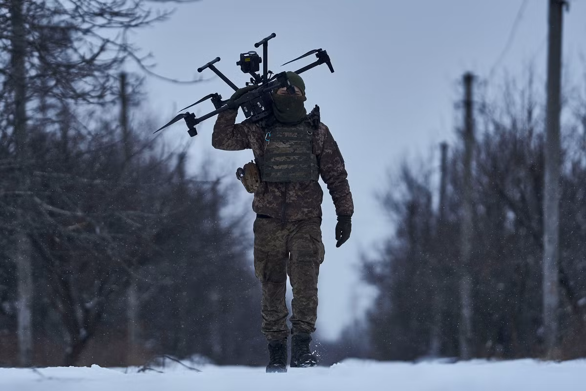 Một kinh nghiệm quan trọng cần nhấn mạnh trong cuộc xung đột Nga-Ukraine, đó là các nước nên tìm kiếm sự phát triển cân bằng trong lĩnh vực UAV cấp cao và cấp thấp để đảm bảo đủ số lượng UAV, nhằm tạo ra hiệu ứng quy mô, đóng vai trò quyết định trong thực tế chiến đấu. (Nguồn ảnh: Topwar, Sputnik, CNN).