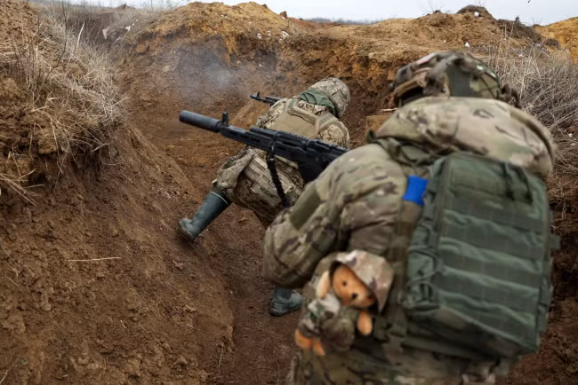 Nhưng dù sao các bãi mìn đã giúp quân Ukraine có thời gian rút lui, và họ đã rút về rìa thành phố, nơi có nhiều tòa nhà cao tầng và nhà dân làm công sự ẩn nấp và chiến đấu. Để đối phó với các cuộc tấn công bằng bom và pháo của Nga, Ukraine bắt đầu xây dựng một số lượng lớn hệ thống hầm ngầm.