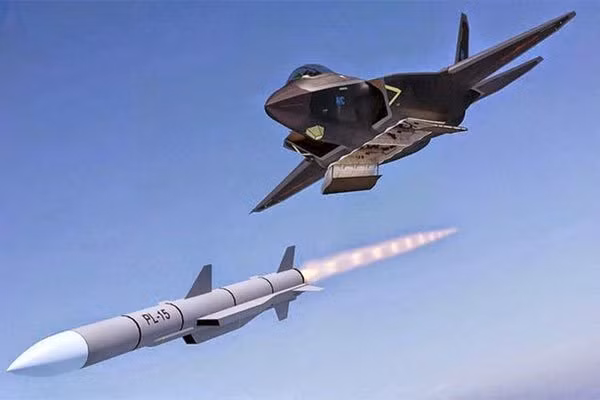 Đáng chú ý, K-77M cũng được cho là sử dụng radar AESA giống như PL-15 của Trung Quốc, nhưng không giống như AIM-120D, khiến nó khó bị gây nhiễu hơn và có khả năng khóa mục tiêu tốt hơn, ngay cả với máy bay tàng hình.