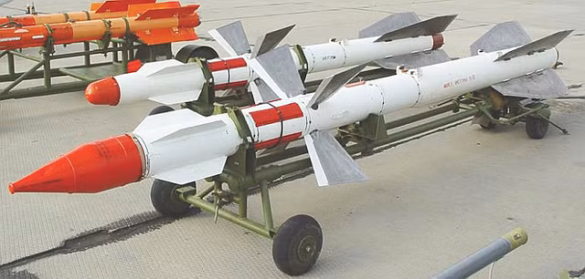 Hầu hết các máy bay chiến đấu của Nga (bao gồm cả số Su-35 tiên tiến nhất hiện nay), đều sử dụng tên lửa không đối không tầm xa R-27; đây là biến thể dựa trên hiện đại hóa, dựa trên loại tên lửa được Liên Xô phát triển từ thời kỳ Chiến tranh Lạnh.