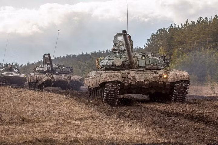 Sau một tuần, khi các đơn vị dân quân của Cộng hòa Nhân dân Lugansk (LPR) tự xưng, bắt đầu chuyển hơn 80 xe tăng chủ lực T-72 về khu vực Alchevsk, Quân đội Ukraine đã tiến hành tập kích hỏa lực lớn, vào vị trí triển khai lực lượng thiết giáp của dân quân LPR. 