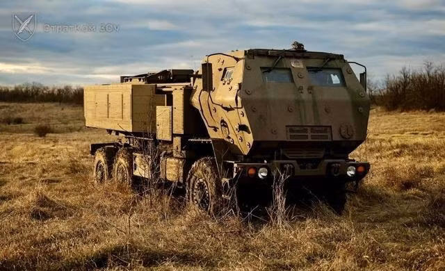 Lấy ngay thành tích của hệ thống HIMARS đạt được trên chiến trường Ukraine trong năm 2024 làm minh chứng. Vào ngày 5/3, Lữ đoàn thủy quân lục chiến 155 thuộc Hạm đội Thái Bình Dương của Hải quân Nga bị hai tên lửa HIMARS tấn công, khiến 19 binh sĩ Nga thiệt mạng và 12 người khác bị thương; trong đó có Trung tá Roman Koru, chỉ huy phó của Lữ đoàn thiệt mạng. 