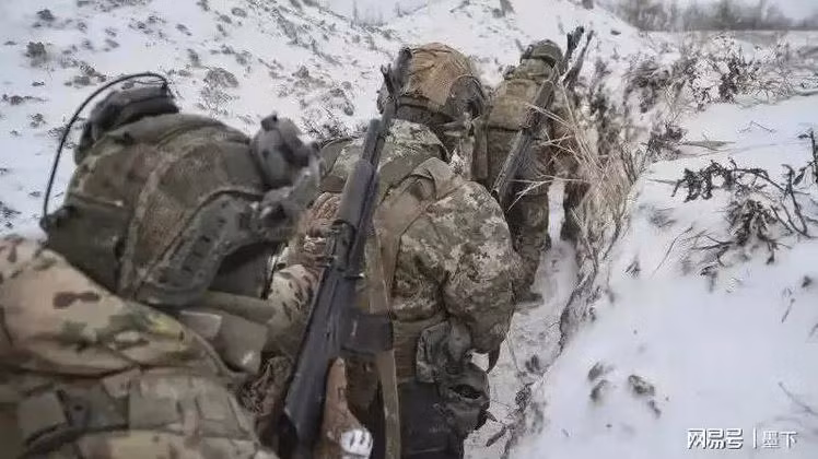 Gần đây, các đơn vị đặc biệt của Ukraine, ngày càng tham gia nhiều hơn trong các hoạt động chiến đấu ở tuyến đầu ở Kursk, thay vì hành động ở phía sau chiến tuyến của quân đội Nga, giống như những gì mà họ đã được huấn luyện. Bây giờ, họ là những người lính bộ binh, phải cầm súng xung phong vào các chiến hào của quân Nga và chịu nhiều tổn thất.
