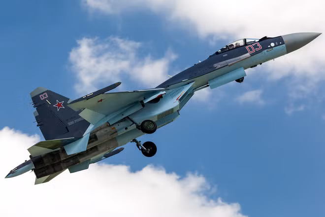 Trong bối cảnh này, Su-35S thường được coi là đủ khả năng hộ tống máy bay tiêm kích bom Su-34 trên không phận Ukraine, nơi mối đe dọa chính là tên lửa phòng không như Patriot và chiến đấu cơ của Không quân Ukraine, bao gồm máy bay chiến đấu cũ của Ukraine như MiG-29, Su-27 và mới hơn là F-16.