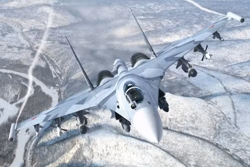Trên thực tế, Su-35S không khác gì Su-35SM trong nhiệm vụ giành ưu thế trên không, tấn công mục tiêu mặt đất và tiến hành tác chiến điện tử. Nhờ tính linh hoạt và khả năng sống sót, Su-35S có khả năng tấn công cả mục tiêu trên không và trên mặt đất trong điều kiện chiến đấu ác liệt. 