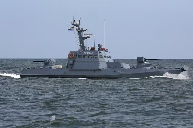 Theo các chuyên gia, ngay cả khi tàu U-500 Donbass của Hải quân Ukraine không thay đổi hướng đi trong vòng chục hải lý, tính từ lối vào eo biển Kerch, nó có thể bị đánh chặn bằng các lực lượng thực thi pháp luật trên biển của Nga.