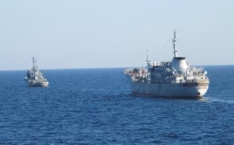 Bộ trưởng Quốc phòng Ukraine Oleksiy Reznikov cho biết, những tuyên bố như vậy từ Nga, là một cuộc chiến tranh thông tin; đồng thời ông cũng cho biết thêm rằng, tàu Donbass của Hải quân Ukraine đã thực hiện các nhiệm vụ trong lãnh hải của mình, hoàn toàn không đi vào “khu vực nhạy cảm” và hiện đang quay trở lại căn cứ. Nguồn ảnh: Pinterest.