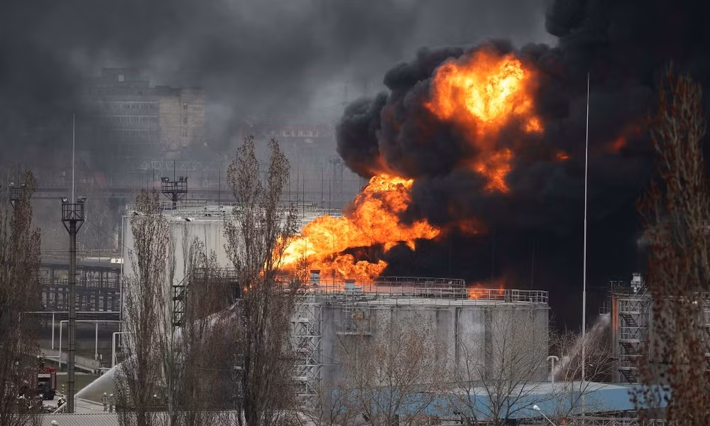 Để phát huy tối đa lợi thế với Ukraine, Quân đội Nga đã tiến hành các cuộc không kích liên tục vào các khu vực như Kherson, Odessa và Zaporozhye. Điều này đã khiến Tổng thống Zelensky phàn nàn trong cuộc họp báo ở Kiev hôm 30/6 rằng, hành động không kích của Nga đã gây thiệt hại nặng nề cho ngành công nghiệp quốc phòng của Ukraine và khiến việc tiếp tế cho mặt trận ngày càng khó khăn.
