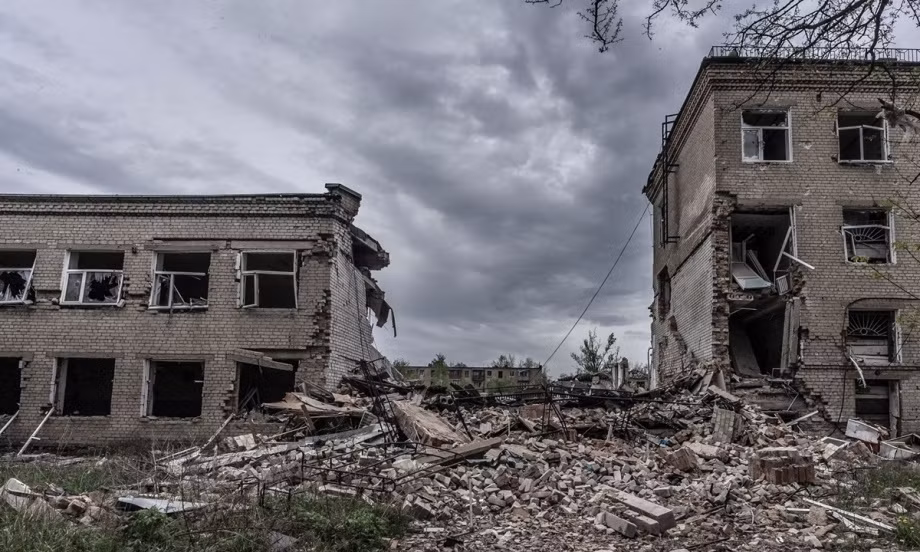 Trước sự tấn công ác liệt của RFAF, quân Ukraine ở Chasov Yar đành phải căng mình chống đỡ và rút lui. Trước khi RFAF chiếm hoàn toàn khu vực trung tâm, họ chỉ còn dựa vào 4 tòa nhà cao tầng bê tông kiên cố, để tiếp tục kháng cự trước quân Nga. 