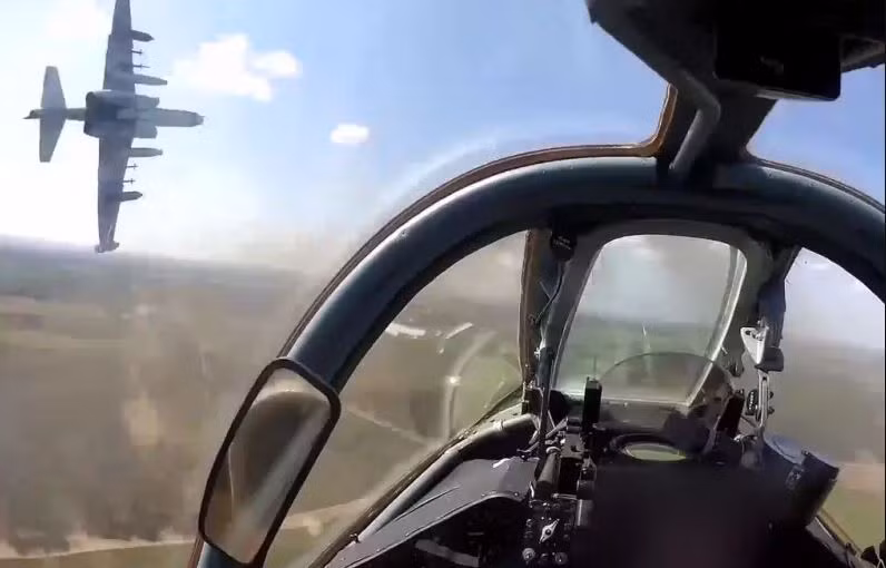 Theo Merkouris, các đơn vị Ukraine đã xâm nhập vào vùng Kursk, gặp vấn đề lớn về cung cấp hậu cần. Các cuộc tấn công bằng không quân và pháo binh của RFAF, nhằm vào quân dự bị, vũ khí và mọi thứ mà người Ukraine đang cố gắng chuyển đến Kursk, thông qua đầu cầu Sumy.