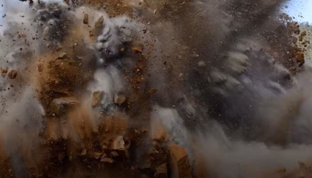 Trong ngày qua, nhiều video giám sát khách quan đã ghi lại cảnh tượng kinh hoàng, khi quân đội Nga sử dụng pháo nhiệt áp hạng nặng TOS-1A, để tấn công các vị trí tiền phương của quân đội Ukraine tại các khu rừng biên giới của tỉnh Sumy, tiếp giáp với quận Krasnoyarsk, thuộc vùng Belgorod của Nga.
