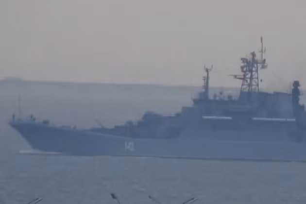 Còn trên vùng biển, tình hình “nóng” không kém trên phần lãnh thổ của Ukraine. Hiện phía Nga đã đưa ra cảnh báo hàng không (NOTAM), trong đó Nga đang đóng cửa hầu hết các vùng nước Biển Azov.