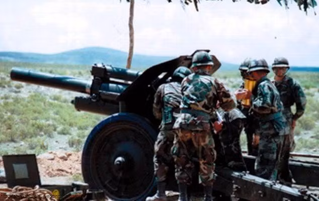 Đầu tiên, hãy nói về sự phát triển của pháo binh trong Quân đội Trung Quốc. Do những hạn chế về mặt kỹ thuật, đầu những năm 1950, Trung Quốc chưa thể tự mình thiết kế, sản xuất các loại pháo. Nhưng từ giữa những năm 1950, với sự giúp đỡ của Liên Xô, Trung Quốc đã bắt đầu sao chép hàng loạt mẫu pháo Liên Xô.