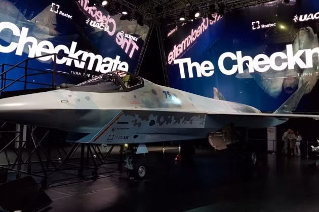 Một nguyên mẫu của máy bay chiến đấu tàng hình Su-75 Checkmate mới của Nga, đang được giới thiệu tại triển lãm hàng không Dubai Airshow 2021 ở Dubai, thủ đô của các Tiểu vương quốc Arab thống nhất (UAE).