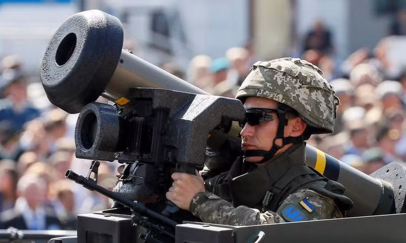 Trong những năm gần đây, quân đội Ukraine đã nhận được một lượng lớn viện trợ quân sự của Mỹ, bao gồm cả tên lửa chống tăng Javelin. Ngoài ra, Không quân Ukraine còn trang bị một số UAV TB-2 của Thổ Nhĩ Kỳ, có thể lắp tên lửa chống tăng, có sức uy hiếp cực lớn. 
