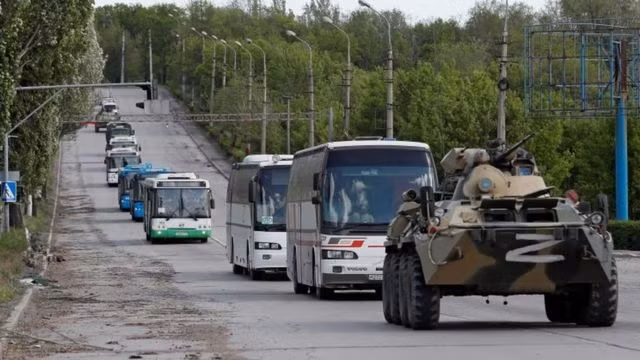 Thứ hai, Ukraine “nhường quyền kiểm soát” thành phố Mariupol cho Nga khi các binh sĩ ra hàng. Phương Tây coi việc kiểm soát thành phố là một mục tiêu quan trọng trong "chiến dịch quân sự đặc biệt" của Nga ở Ukraine. Vì vậy, đài BBC cho rằng: "Đây là một chiến thắng to lớn của Moscow".