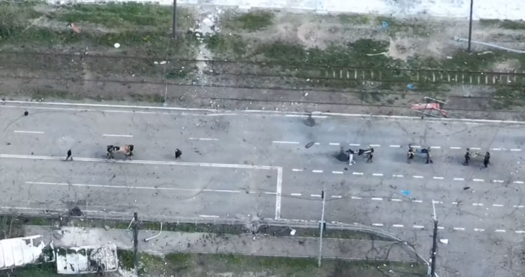 Một số video cho thấy cảnh binh lính Ukraine đang “sơ tán” khỏi Nhà máy thép Azovstal từ trên không; họ di chuyển chậm, và một số người đang mang theo những người bị thương, tình cảnh rất thảm thương.