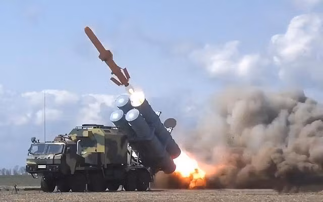 Câu hỏi đặt ra là hiện tại toàn bộ lãnh thổ Ukraine đều nằm trong tầm bắn của tên lửa hành trình Nga, vậy nhà máy sản xuất tên lửa chống hạm Neptune của có thể tồn tại được bao lâu? Thứ hai là tên lửa Neptunes tấn công mặt đất có thể dùng để tấn công Moscow, nhưng Ukraine có thể có bao nhiêu Neptunes? 