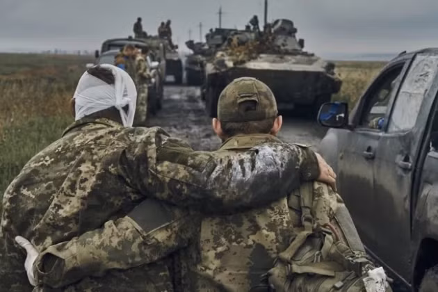 Hiện nay ở chiến trường Donbass, quân đội Nga tấn công quá ác liệt, thậm chí còn sử dụng các loại vũ khí gây thương vong hàng loạt như bom nhiệt áp, bom cháy đối với quân đội Ukraine. Cùng với đó là thời tiết xấu, khiến gánh nặng hậu cần gây ra áp lực lớn với cả hai phe tham chiến.