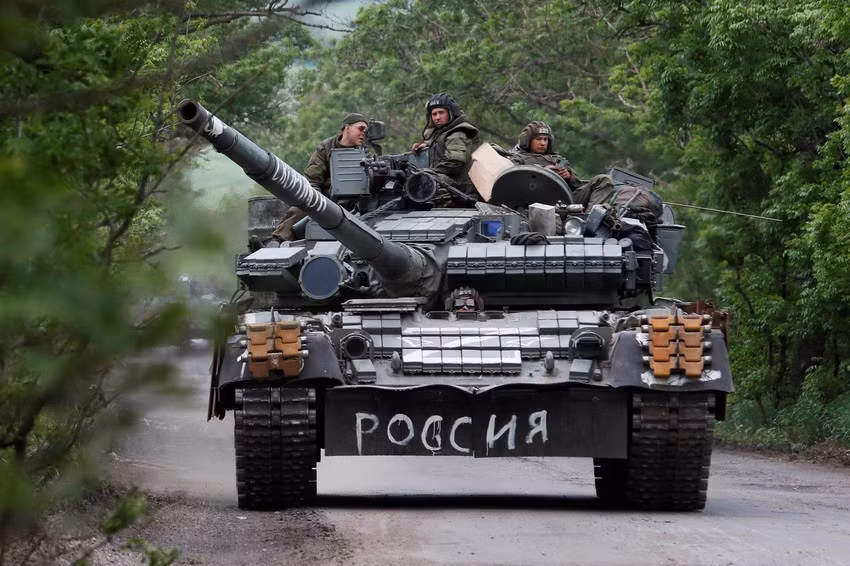 Ngay khi Quân đội Nga tiến vào thành phố Sieverodonetsk, lực lượng xung kích đã bị một trận địa pháo Ukraine tập kích chính xác, khiến Quân đội Nga không thể trụ lại thành phố.