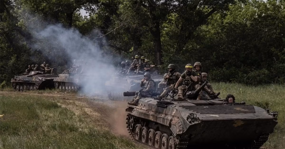 Lúc này, đích thân Tổng tư lệnh Quân đội Ukraine Valeriy Zaluzhny, ra lệnh cho chỉ huy lực lượng phòng thủ Sieverodonetsk-Lisichansk rút lui, bất chấp sự phản đối của Tổng thống Zelensky.