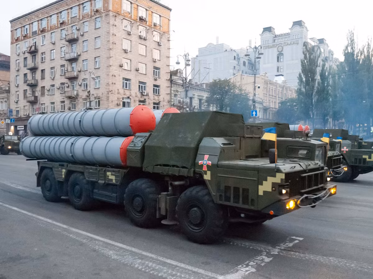 Theo tờ Sina của Trung Quốc, sau khi xung đột Nga-Ukraine bùng nổ, Ukraine không ngừng nhấn mạnh năng lực phòng không của họ; vũ khí phòng không mà Ukraine sở hữu bao gồm một số vũ khí phòng không cũ do Liên Xô sản xuất, trong đó có tên lửa phòng không S-300 do Liên Xô sản xuất và một số tên lửa phòng không tầm trung và tầm ngắn.