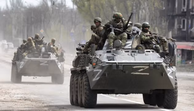 Khi quân Nga tấn công thành từng tập đoàn lớn, quân Ukraine tản ra và dường như không chống cự, quân Nga lúc này như “đấm vào bịch bông”, có thể nhanh chóng tiến về phía trước, nhưng dường như không phát hiện ra kẻ thù nào.